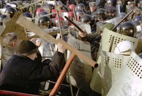 Учасники акції опозиції б’ються зі співробітниками міліції