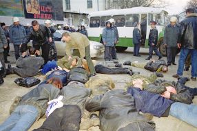 Співробітники міліції  арештовують активістів УНА-УНСО