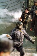 Співробітники міліції використовують сльозоточивий газ проти опозиції