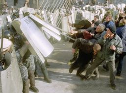 Прихильники опозиції намагаються прорвати міліцейський кордон