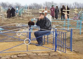 Шахтар сумує на цвинтарі біля могили брата