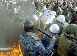 Прибічники опозиції намагаються прорвати міліцейський кордон