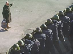 Літня прибічниця опозиції розмовляє із співробітниками міліції