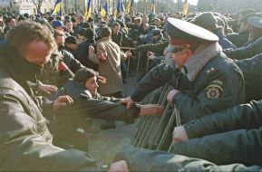 Прибічники опозиції намагаються прорвати міліцейський кордон