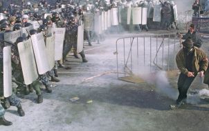 Прибічники опозиції намагаються прорвати міліцейський кордон