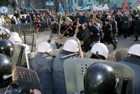 Прибічники опозиції намагаються прорвати міліцейський кордон