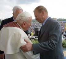 Leonid Kuchma greets John Paul II 