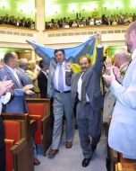 People’s Deputies of the first calling bring the state flag into the Parliament