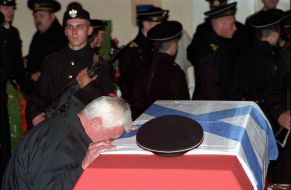 Seamen bid farewell to the two Kursk’s crew’s members