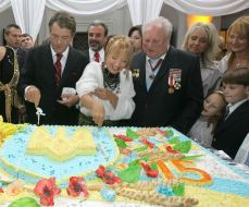 Viktor and Ekaterina Yushchenko cut the cake