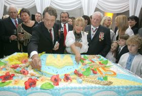 Viktor and Ekaterina Yushchenko cut the cake