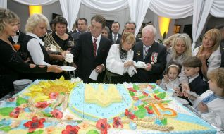 Viktor and Ekaterina Yushchenko cut the cake