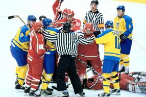 Суддя рознімає хокеїстів