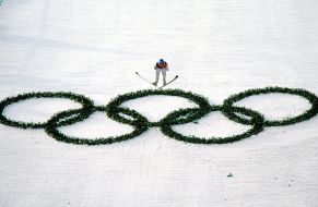 Лижник пролітає над олімпійською символік