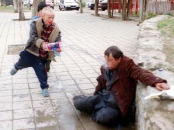Waifs throw water on the homeless man