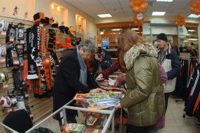 New opening by supermarket ”White swan”. FC ”Shakhter”