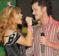 Выступление певцов Шандора и Lilu