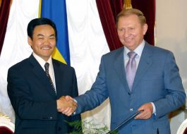 Natsagiin Bagabandi and Leonid Kuchma