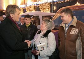 Yuschenko presents cars to having many children families