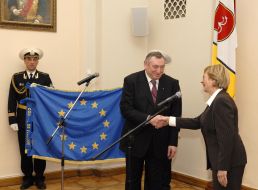 Мэр Одессы получает Флаг Чести Совета Европы