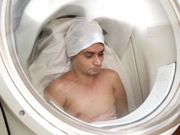 Treatment of a miner in a pressure chamber