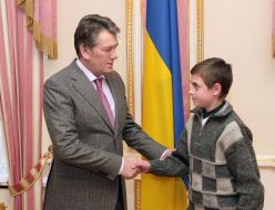 Presenting the Order of Courage to Vadim Nesterchuk