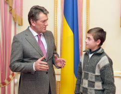 Presenting the Order of Courage to Vadim Nesterchuk