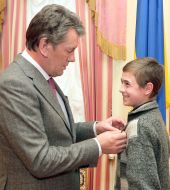Presenting the Order of Courage to Vadim Nesterchuk