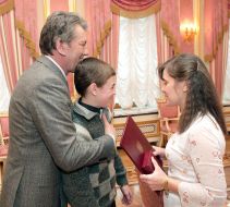 Presenting the Order of Courage to Vadim Nesterchuk