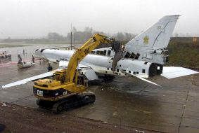Самохідна установка перерізає корпус бомбардувальника Туполев ТУ-22 М3