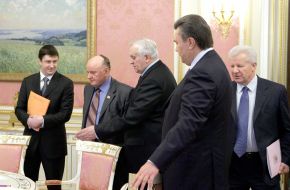 Политические консультации