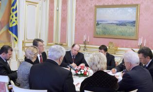 Политические консультации