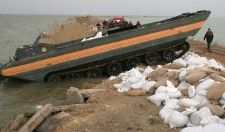 Укрепительные работы на озере Сасык-Сиваш