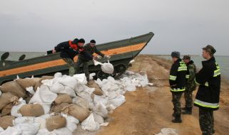 Укрепительные работы на озере Сасык-Сиваш