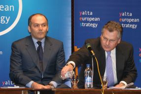 Meeting of Kwasniewski and Pinchuk with students