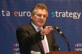 Meeting of Kwasniewski and Pinchuk with students