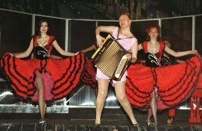 "Showmen" comedy
