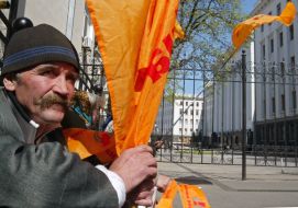 Activists of ”Nasha Ukraina” near the Constitutional law-court