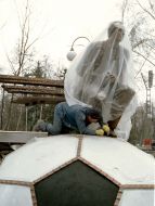 Монтаж памятника Валерию Лобановскому 