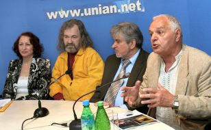 Press conference of National association of Ukranian experts and Congress of Ukranian intelligentsia in UNIAN