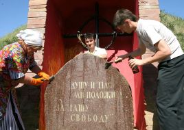 Осквернение памятника ”Героям Крут”