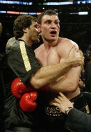 Владимир Кличко обнимает своего брата Виталия