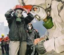 Children are putting on gas masks