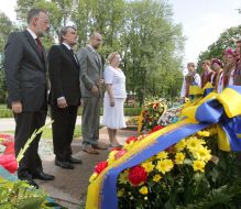 Imposition of flowers to the monument of Shevchenko