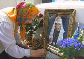 at the tomb of patriarch Vladimir