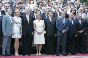 Viktor Pinchuk, Elena Franchuk, Bill Clinton, Katerina Yushchenko, Gerhard Schroeder, Leonid Kuchma, Viktor Chernomyrdin and Alexander Kwasniewski