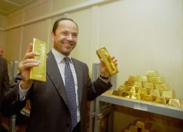 Serhiy Tihipko shows gold bullions