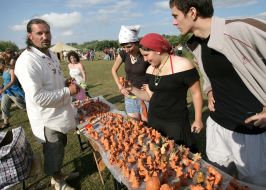 Guests of festival choose souvenirs