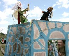 Folk theater ”People and dolls”