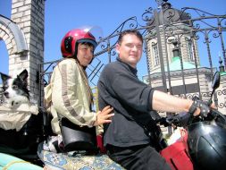 Пресс-конференция в УНИАН. Двое на скутере, не считая собаки!